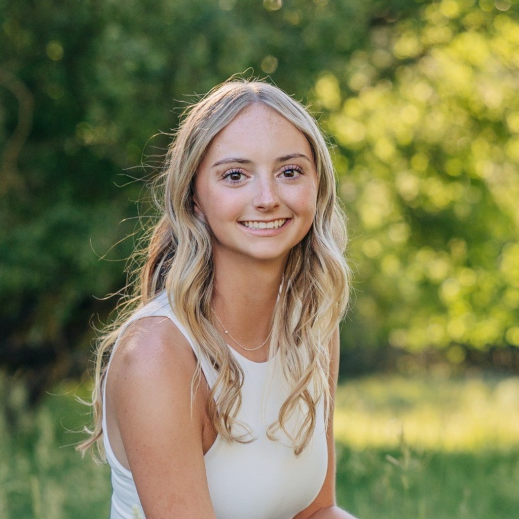 Abby Hugunin Headshot